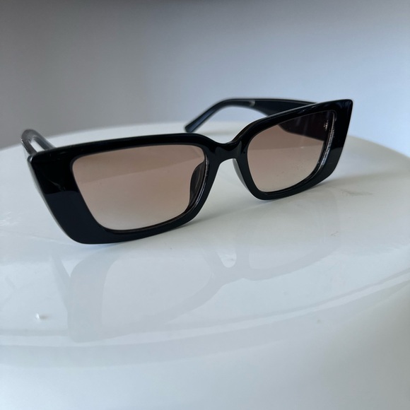 New never worn sunglasses - Picture 4 of 4